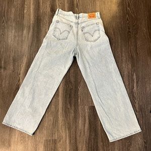 Light Wash Straight Highwaisted Levi’s
